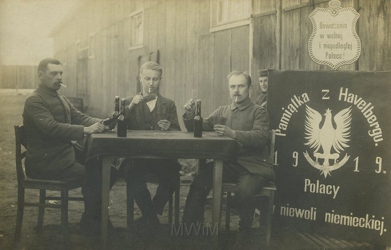 KKE 5379.jpg - Fot. Grupowe. Trzech nieznanych mężczyzn siedzących i grający w karty przy stole, Havelberg, 1919 r.